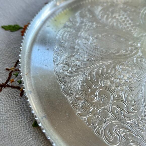 Vintage 1950s Pressed Aluminum Round Serving Tray with scalloped Edge - Picture 9 of 11